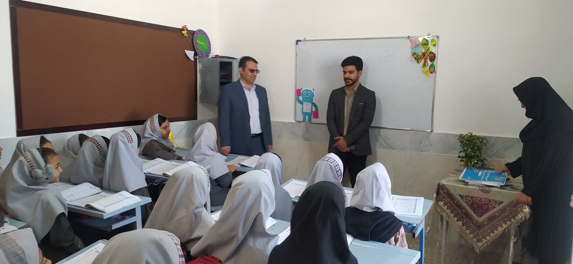 بازدید مسئولین آموزش و پرورش از دبستان دخترانه شهید نجفی فدافن