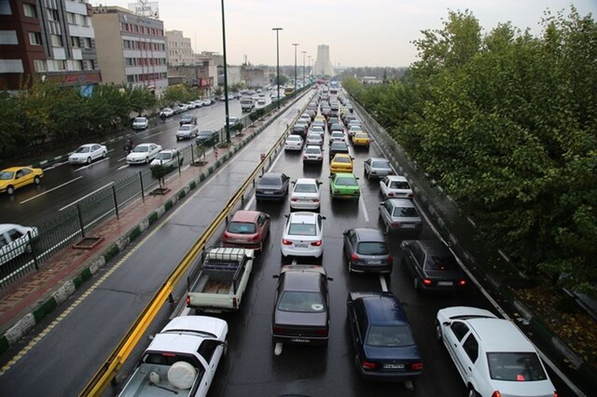 در اکثر معابر و بزرگراه‌های پایتخت ترافیک پرحجم و سنگین است