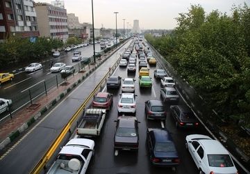 در اکثر معابر و بزرگراه‌های پایتخت ترافیک پرحجم و سنگین است