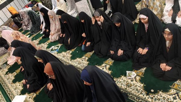 نوجوانان دختر در اعتکاف؛ لحظاتی سرشار از نماز و معنویت