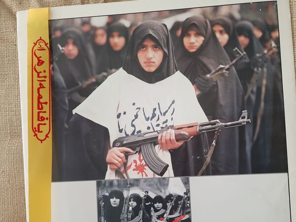 بزرگداشت یاد شهدای دفاع مقدس در دبستان دخترانه نوفل لوشاتو ناحیه سه