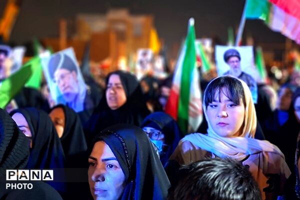 خروش پرشور مردم شهرستان قرچک در پنجمین شب از تجمعات خونخواهی رهبر شهید