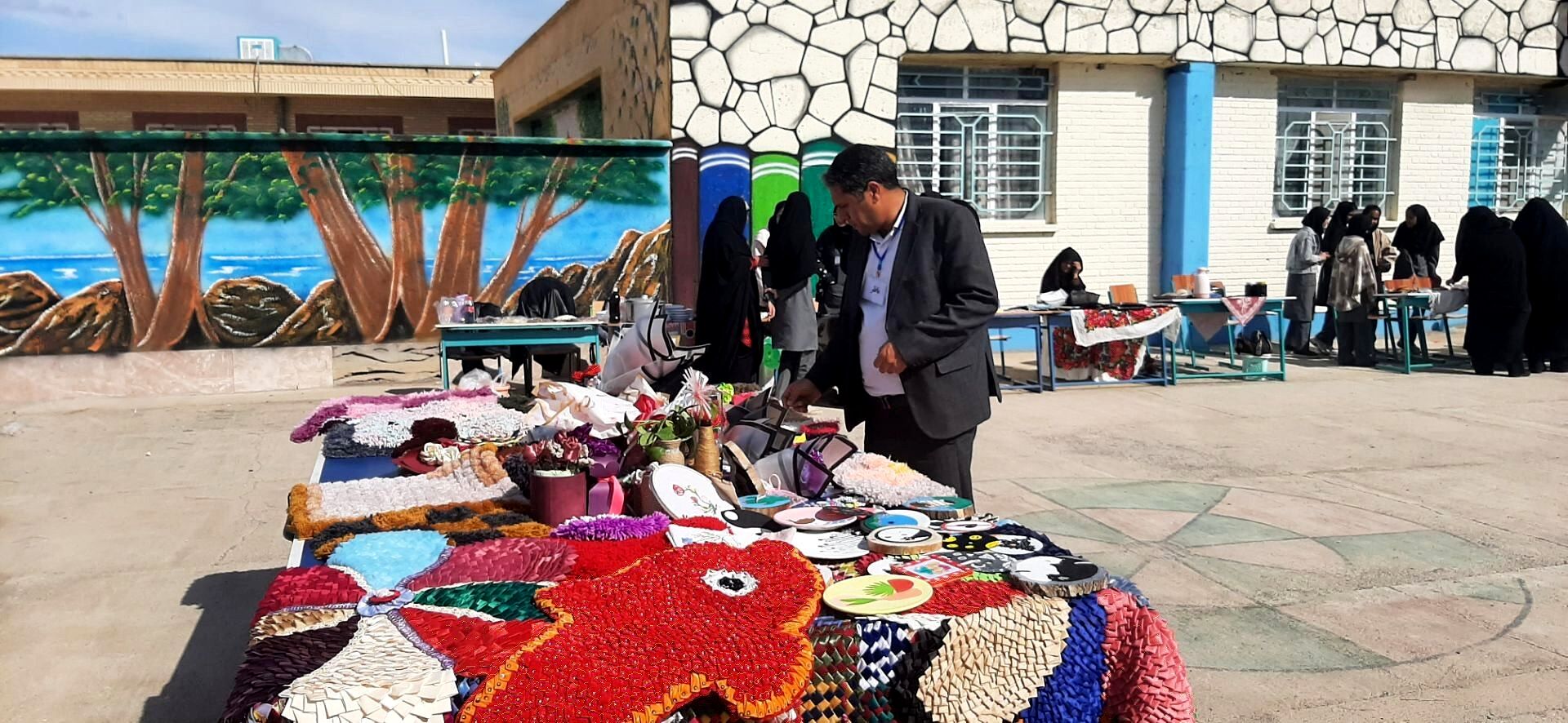 بازارچه دانش آموزی در دبیرستان حاج مهدی روحانی خلیل آباد