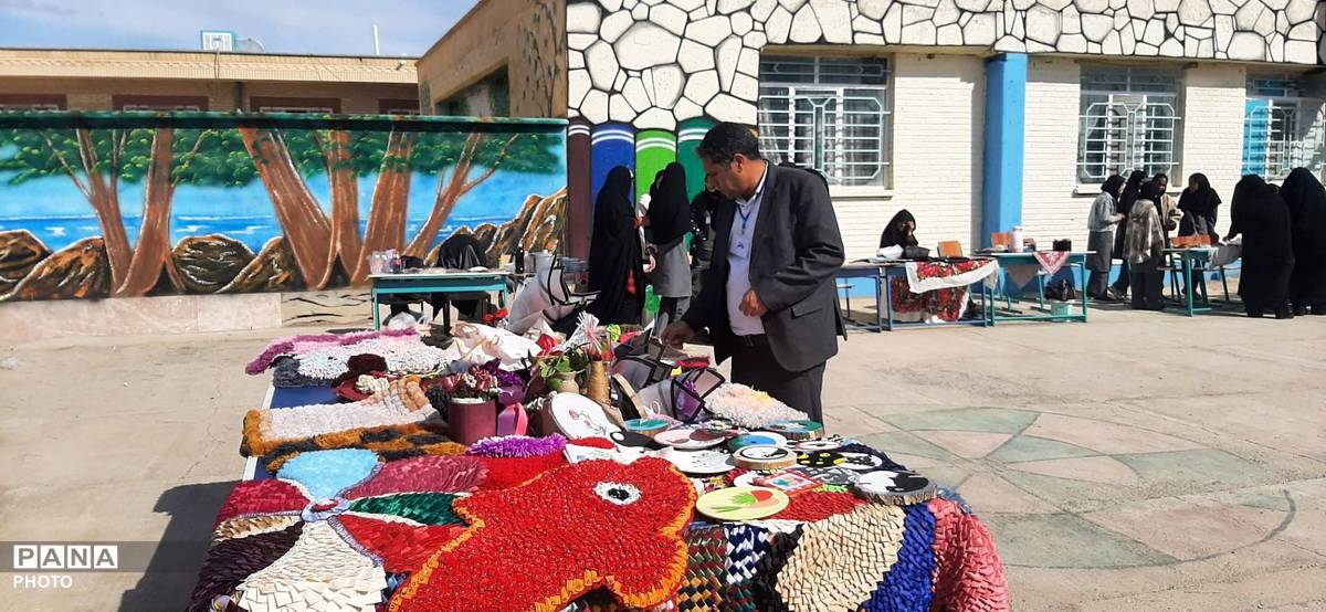 بازارچه دانش آموزی در دبیرستان حاج مهدی روحانی خلیل آباد