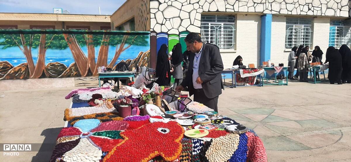 بازارچه دانش آموزی در دبیرستان حاج مهدی روحانی خلیل آباد