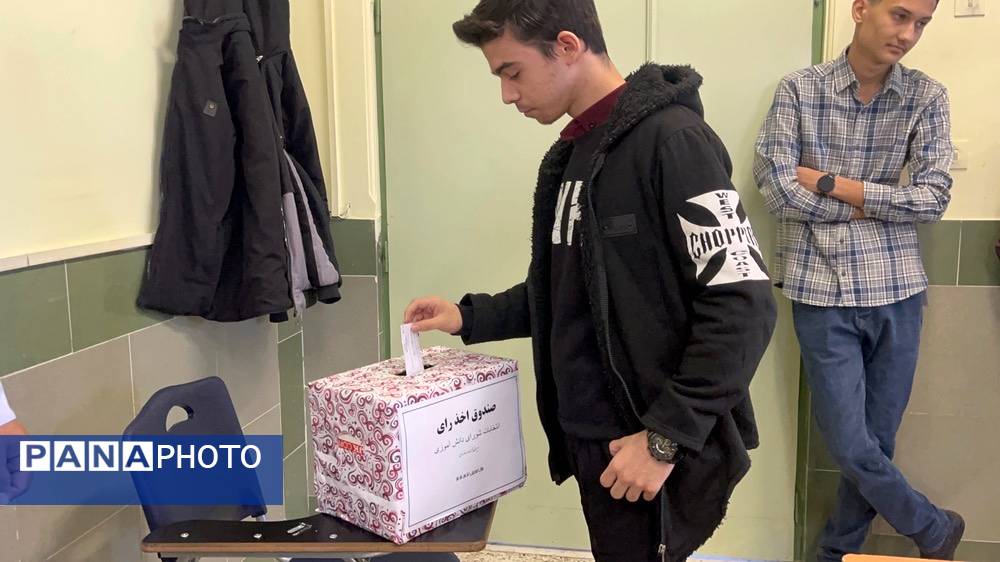  بیست و هفتمین دوره انتخابات شورای دانش‌آموزی در دبیرستان نمونه آیت‌الله خامنه‌ای کاشمر