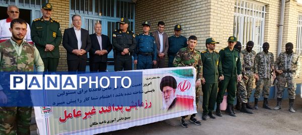 دانش‌آموزان ملکان در خط مقدم ایمنی؛ اجرای مانور پدافند غیرعامل در مدرسه امام حسین(ع)