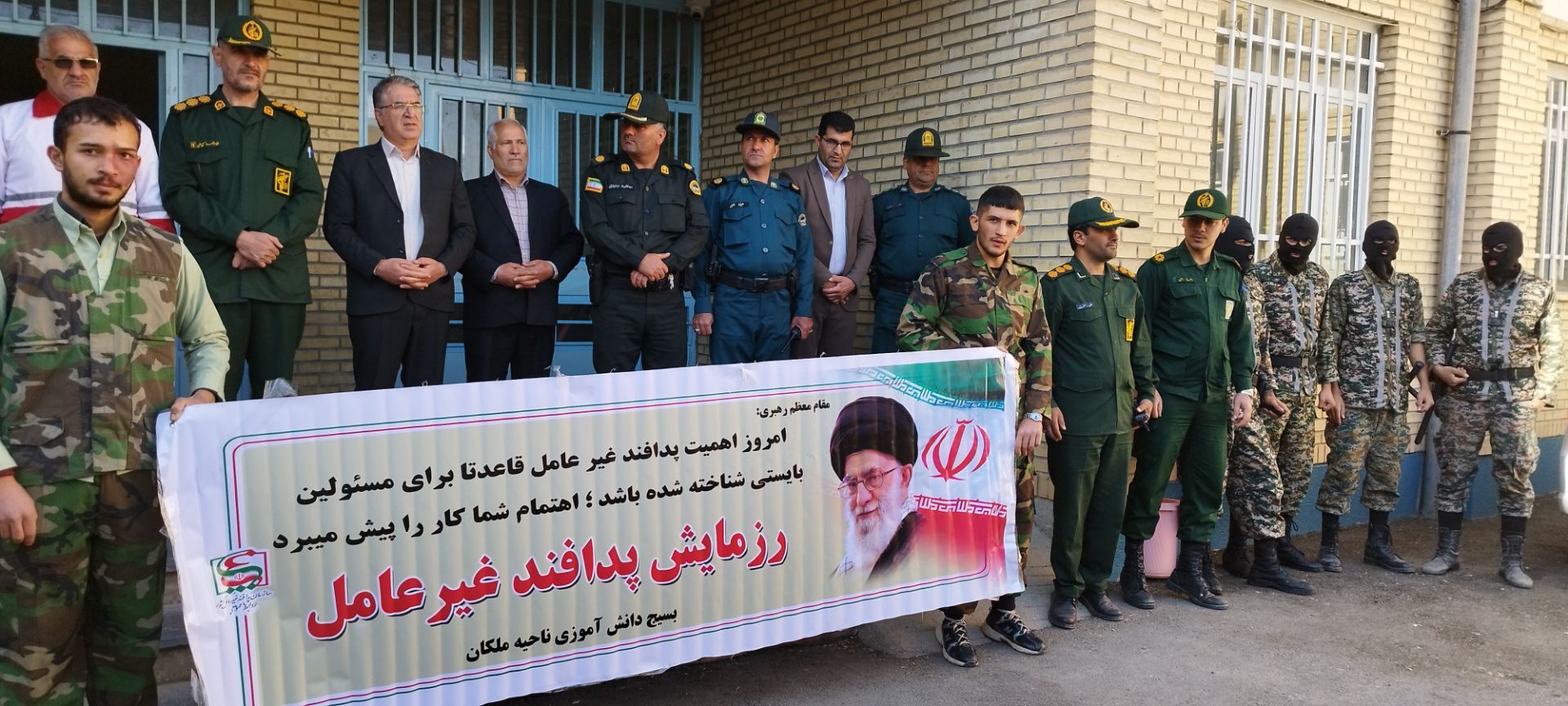 دانش‌آموزان ملکان در خط مقدم ایمنی؛ اجرای مانور پدافند غیرعامل در مدرسه امام حسین(ع)