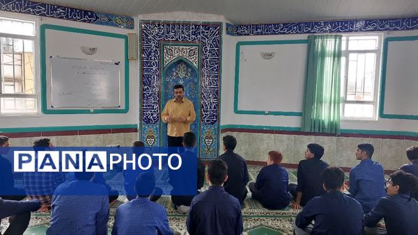 برگزاری نماز جماعت و زیارت عاشورا در دبیرستان شاهد