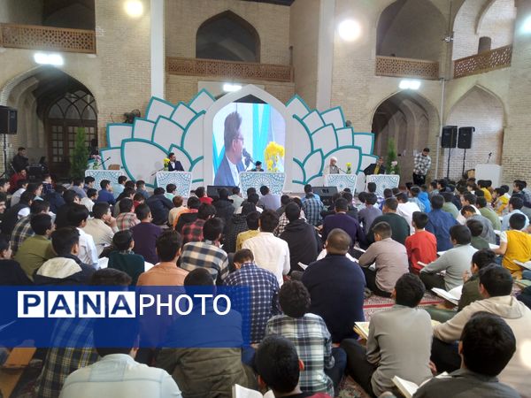 بزرگترین محفل دانش‌آموزی انس با قرآن در شهر یزد 