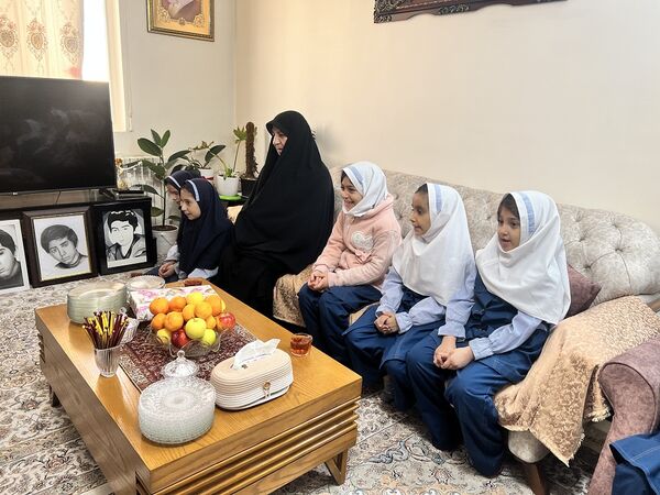 دیدار دانش‌آموزان دبستان المهدی ناحیه 2 کرج با خانواده دانش‌آموز شهید رضا پناهی
