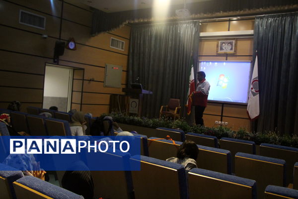 بازدید دانش آموزان مدرسه پیشتازان از مرکز انتقال خون استان یزد