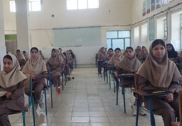 امتحان پایانی در دبیرستان نمونه دولتی آسیه حاجی‌آباد 