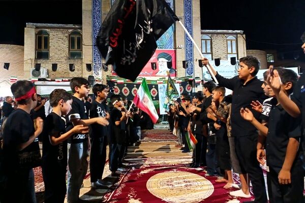 نوای «احلی من العسل» مقابل مسجد جامع حاجی‌آباد