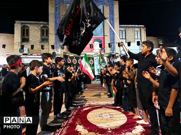 نوای «احلی من العسل» مقابل مسجد جامع حاجی‌آباد
