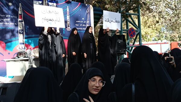 دانش‌آموزان با حضور در راهپیمایی ۱۳ آبان تنفر خود را نسبت به شیاطین امروزی نشان دادند