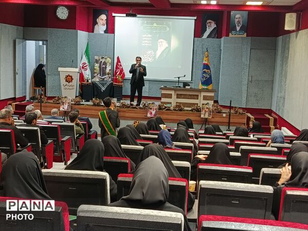 مراسم بزرگداشت رهبر شهید در دبیرستان فرزانگان ۴ در ناحیه یک مشهد  