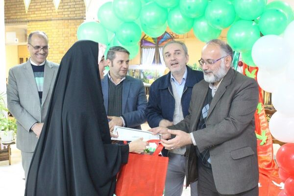 گرامیداشت فرهنگ ایثار با تقدیر از دانش‌آموزان فرزند شهید در منطقه ۵