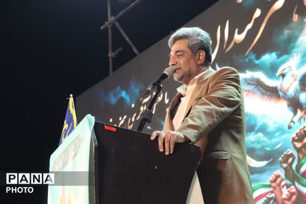 تجدید میثاق هنرمندان یزدی با آرمان‌های انقلاب در میدان امام حسین (ع)