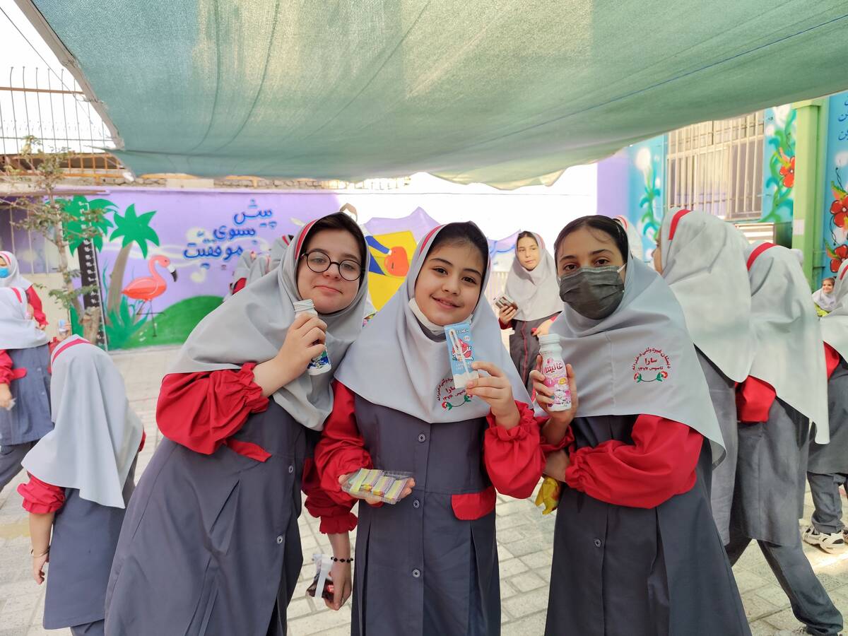 نواختن زنگ شیر در دبستان سارا شهرستان ملارد به‌مناسبت روز جهانی پوکی استخوان