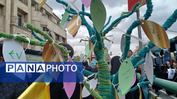 راهپیمایی ۲۲ بهمن با حضور پرشور مردم انقلابی در تهران