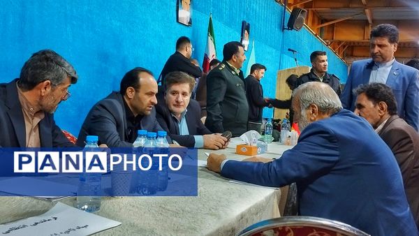 برپایی میز خدمت نماینده مردم اشتهارد در مصلی شهرستان اشتهارد