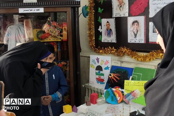 نمایشگاه دست سازه‌های دانش آموزی در دبستان پانزده خرداد ناحیه دو شهرری 