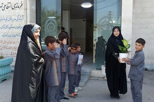 تقدیر دانش‌آموزان مدارس منطقه کهریزک از فرماندهان انتظامی کلانتری ۱۷۰ کهریزک و ۱۷۵ باقرشهر 