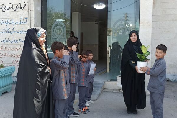 تقدیر دانش‌آموزان مدارس منطقه کهریزک از فرماندهان انتظامی کلانتری ۱۷۰ کهریزک و ۱۷۵ باقرشهر 