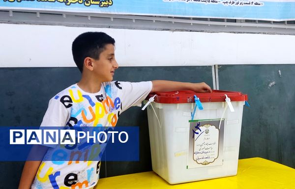 مردم نیشابور به نیابت از شهدا به پای صندوق رای آمدند