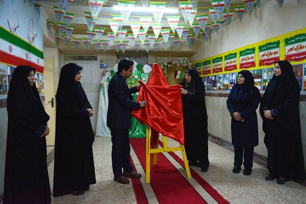 فانوس به دبیرستان حکمت آمد