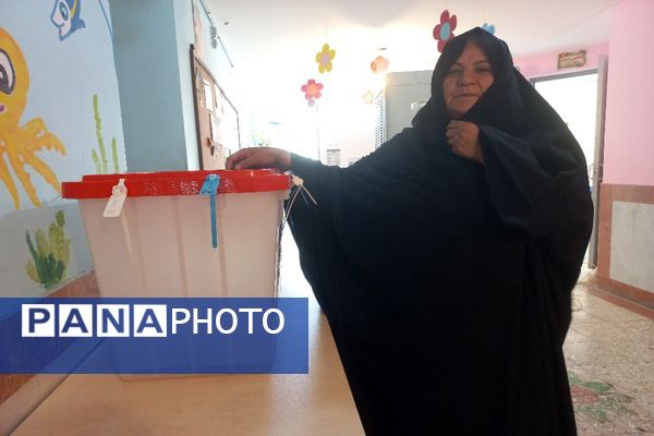 مشارکت حداکثری مردم شهیدپرور شهر تیتکانلو بخش خبوشان پای صندوق‌های رأی 