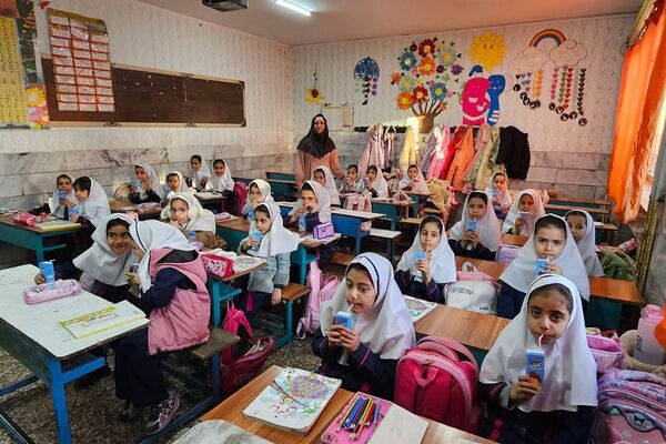توزیع بسته‌های سلامتی در مدرسه ابتدایی هدی با مشارکت سفیران سلامت