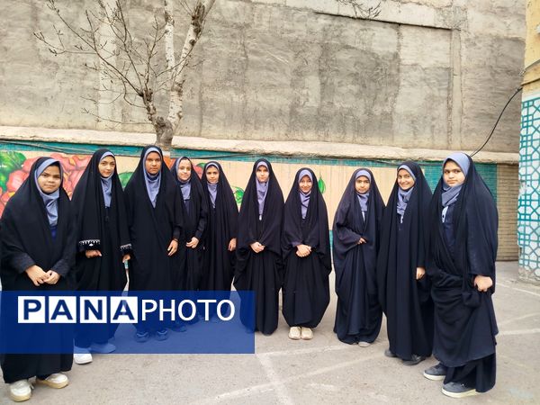 جشن روز مادر و جشنواره کیک و دسر در دبیرستان دخترانه دانشور ۲ 