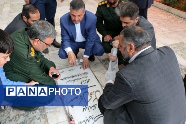 عطرافشانی مزار شهدای فرهنگی استان قم