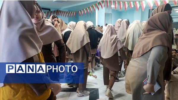 آذین‌بندی دهه فجر و نواخته شدن زنگ انقلاب در دبیرستان حضرت آسیه(س) حاجی‌آباد