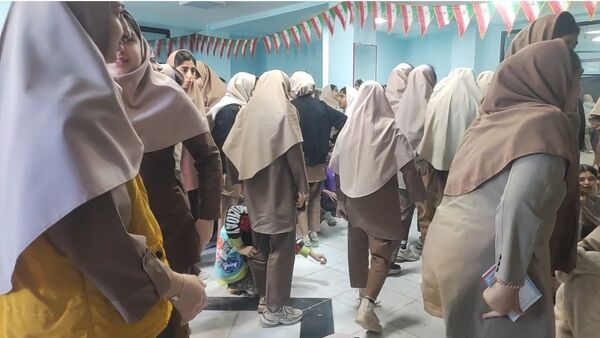 آذین‌بندی دهه فجر و نواخته شدن زنگ انقلاب در دبیرستان حضرت آسیه(س) حاجی‌آباد
