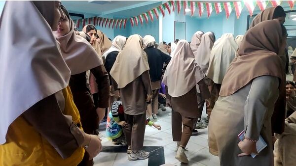 آذین‌بندی دهه فجر و نواخته شدن زنگ انقلاب در دبیرستان حضرت آسیه(س) حاجی‌آباد