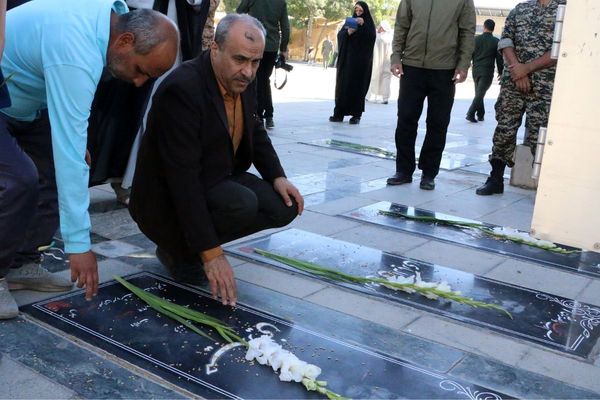 آیین غبارروبی و گلباران مزار شهدا در آستان امامزاده بی‌بی سکینه خاتون (س)