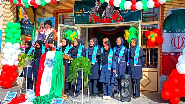 نواختن زنگ انقلاب در دبیرستان نمونه ایمان