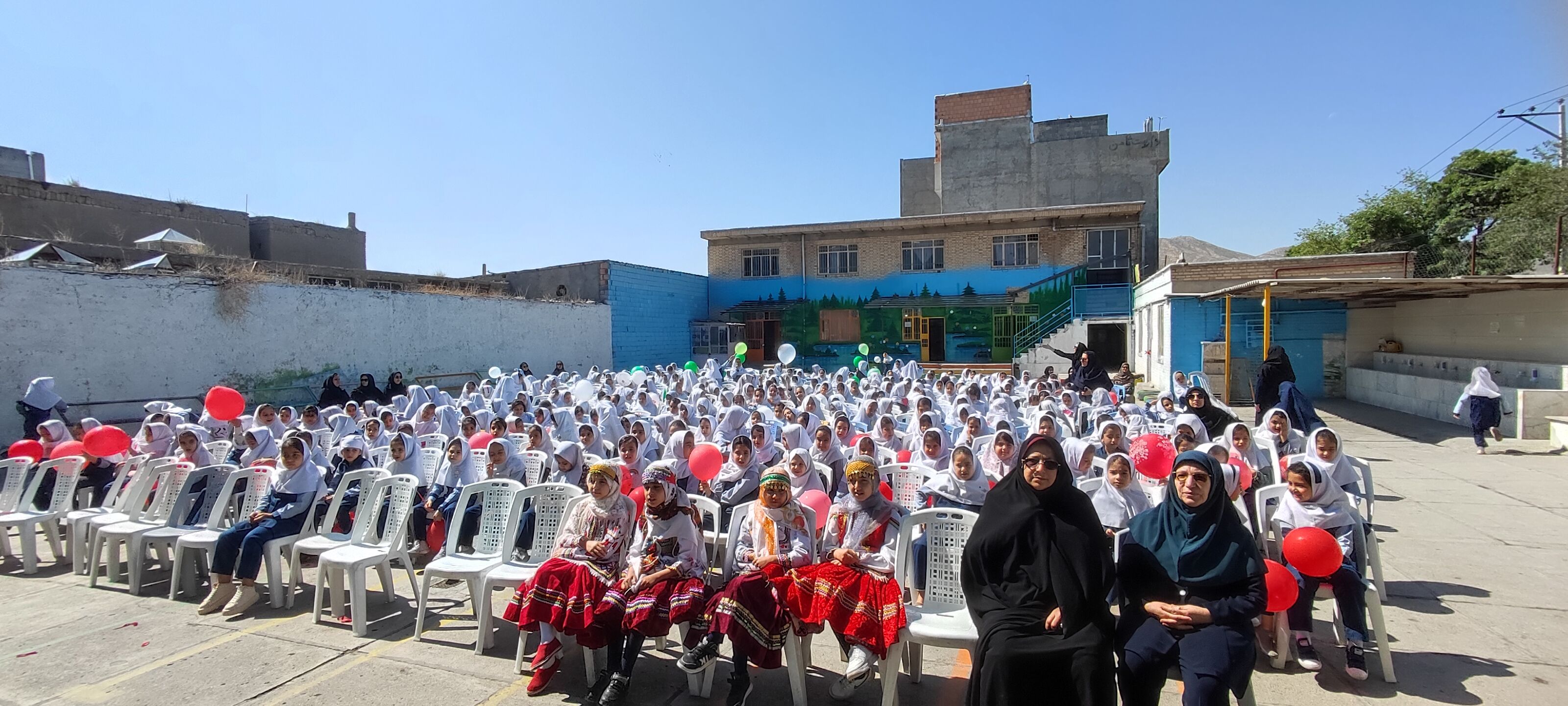 نواختن زنگ سلامت در مدرسه دخترانه ضحی ۱ شهرستان شیروان