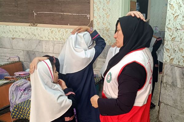 حضور نیروهای هلال احمر در دبستان هدی۱ به مناسبت هفته پدافند غیرعامل