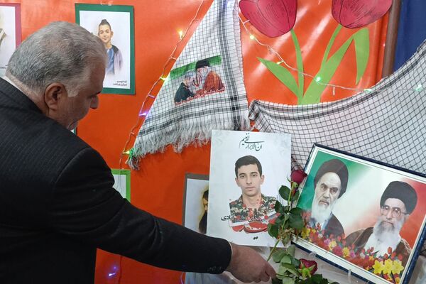 جشن یاوران انقلاب در دبیرستان محبی نیشابور 