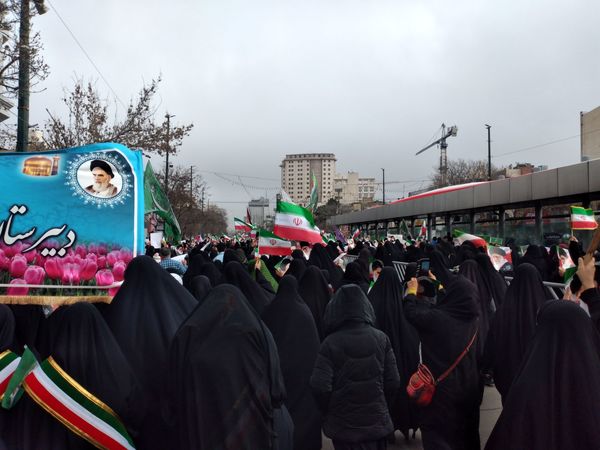 حضور دانش‌آموزان مدرسه شاهد ارض اقدس ناحیه ۳ در راهپیمایی ۲۲ بهمن