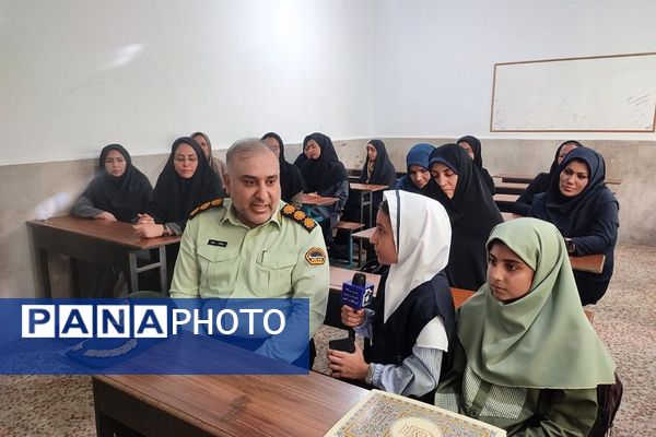 از درس تا دفاع مقدس،دانش آموزان پای کار یاد شهدا با طنین صدای زنگ مقاومت و ایثار 