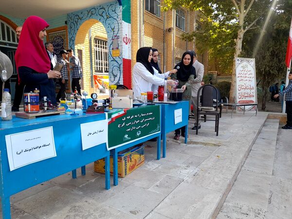 برگزاری کارگاه‌های علمی پژوهش‌سرای خوارزمی در دبیرستان امام جعفر صادق(ع) ناحیه سه کرج 