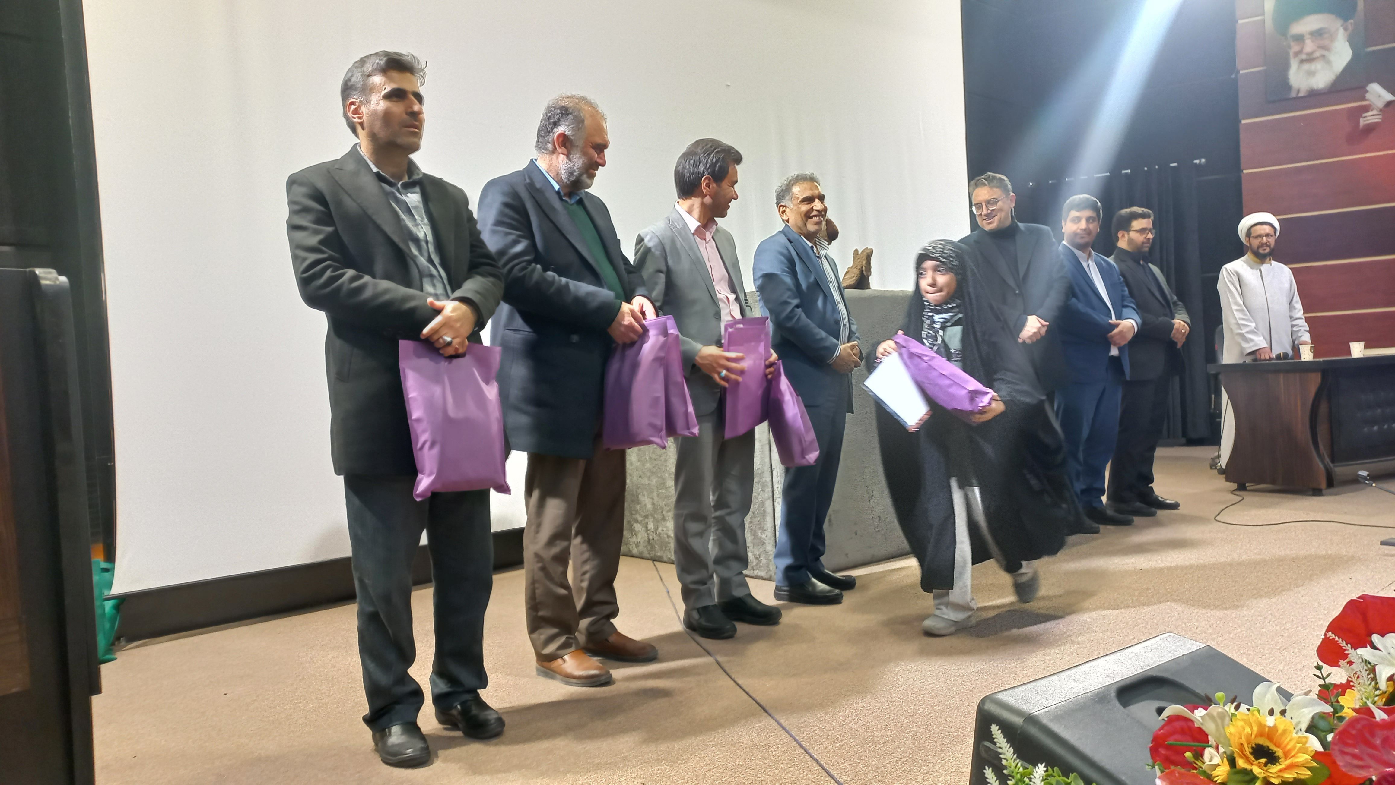 آیین تجلیل از منتخبین مسابقات قرآنی ناحیه ۶ مشهد