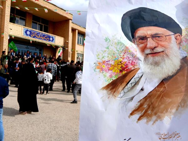 مردم شهرستان خانمیرزا در راهپیمایی ۲۲ بهمن وحدت را به نمایش گذاشتند