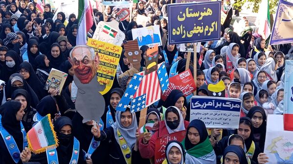 حضور پرشور دانش‌آموزان در راهپیمایی روز ۱۳ آبان