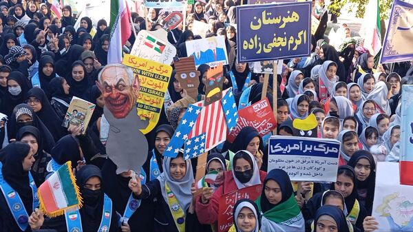 حضور پرشور دانش‌آموزان در راهپیمایی روز ۱۳ آبان